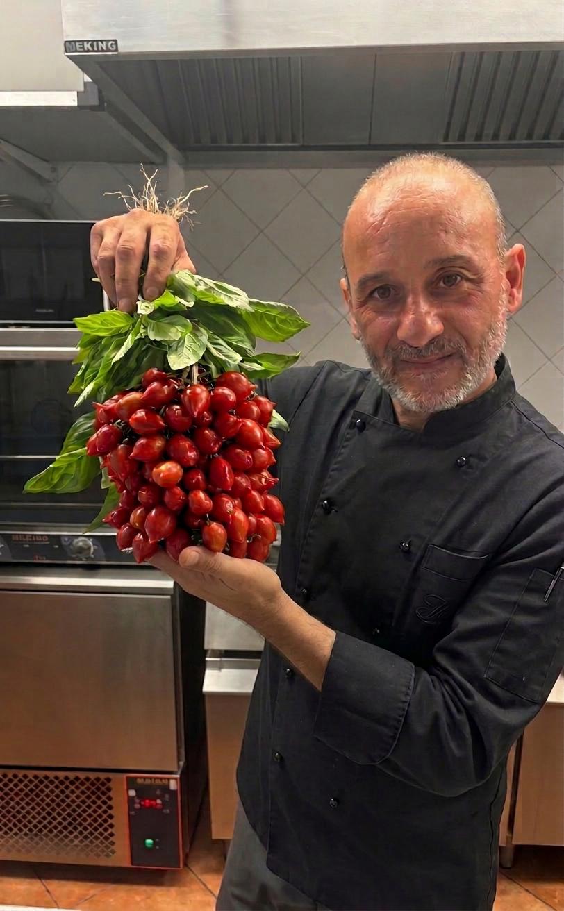 Enzo Palmieri, titolare della trattoria, con un piennolo di pomodorini e basilico